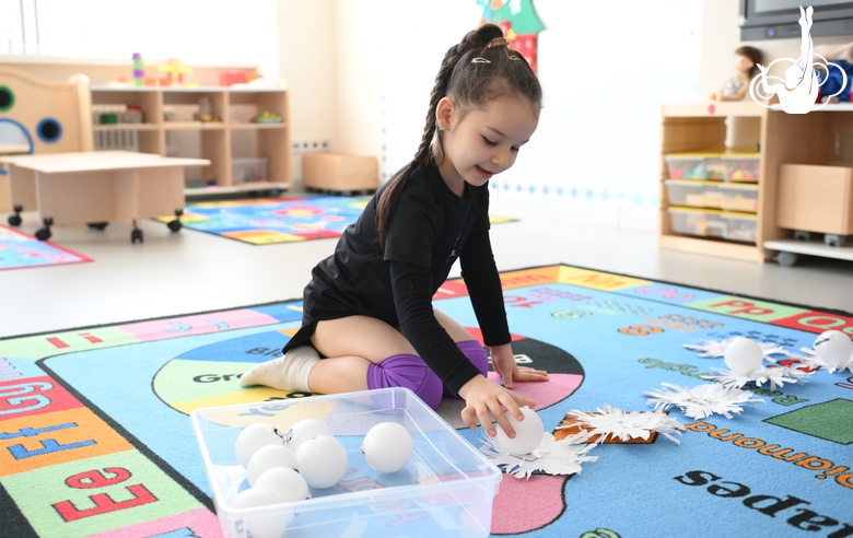 Юная гимнастки во время творческого занятия