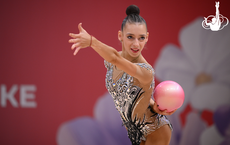 Софья Воробьева во время упражнения с мячом