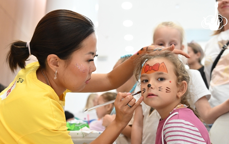 Young Academy guest in the face painting area