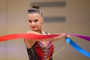 Гимнастка во время упражнения с лентой