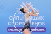 Мария Борисова во время упражнения с обручем