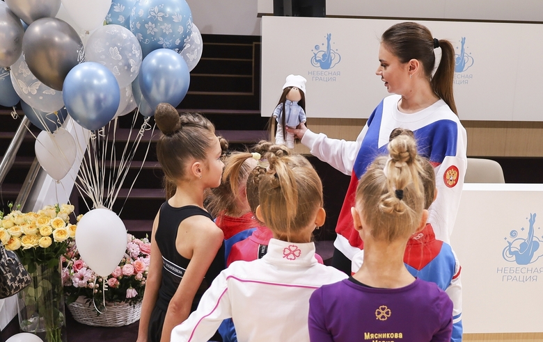 Young gymnasts made a gift for the Olympic champion Alina Kabaeva