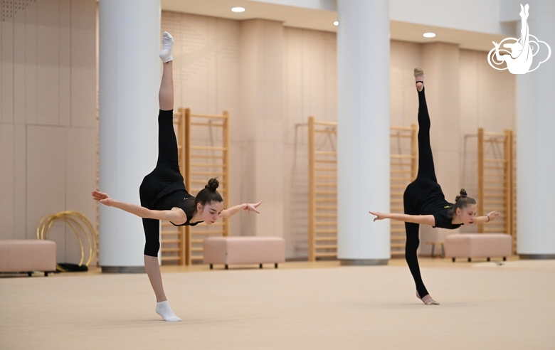 Гимнастки во время отбора в групповые упражнения в Академии