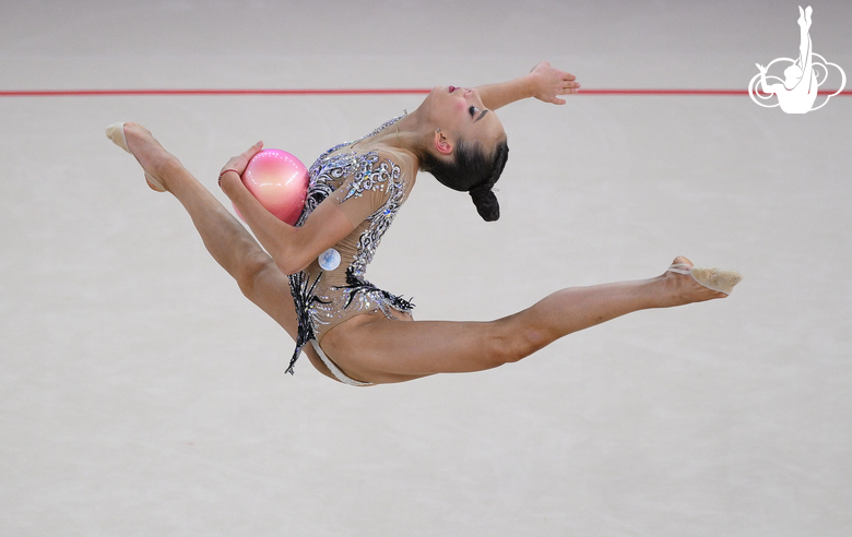 Софья Воробьева во время упражнения с мячом