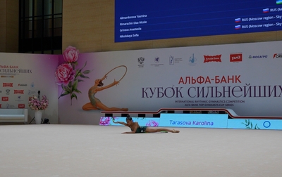 Олимпийская чемпионка Алина Кабаева помогает Каролине Тарасовой исправить фуэте перед выступлением с обручем