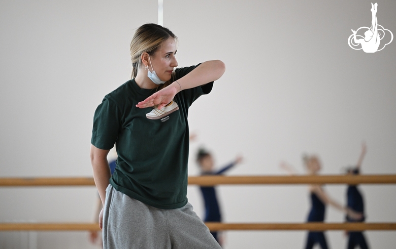 Педагог-хореограф студии танца Аллы Духовой TODES Ниса Чусовитина во время танцевального мастер-класса для групповичек Академии