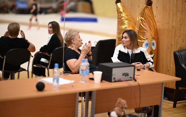 10 сентября 2026 года. Олимпийская чемпионка Алина Кабаева и заслуженный тренер России Вера Штельбаумс во время тренировки в Новогорске