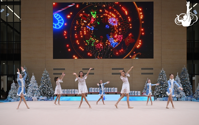 Гимнастки Академии во время новогодней елки