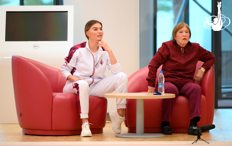 Олимпийская чемпионка Алина Кабаева вместе со спортивным психологом Евгенией Кузьминовой — на тренировке в Академии