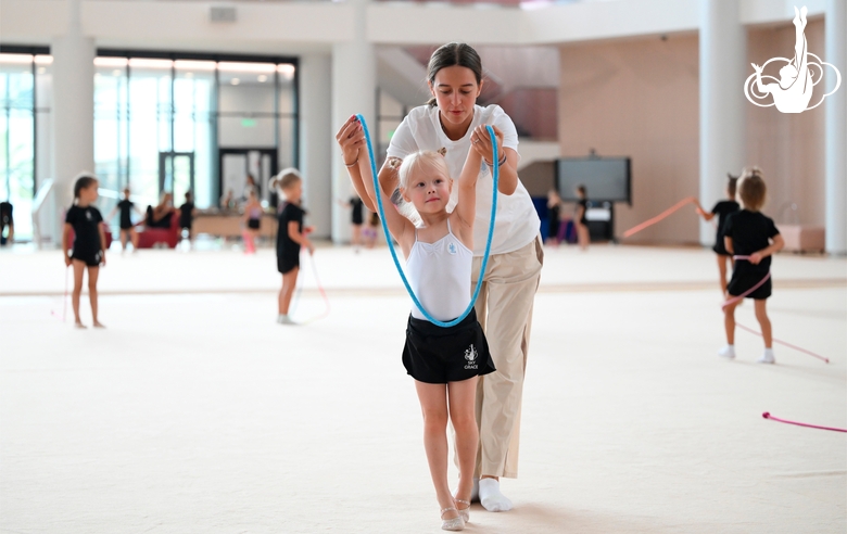 Тренер Елизавета Чернова и юная гимнастка во время тренировки