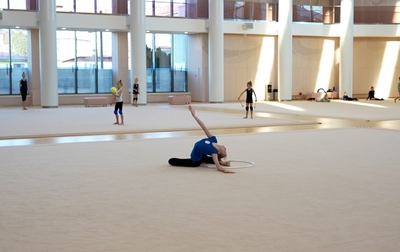 Алина Кабаева объясняет Александре Борисовой, почему нужно постоянно делать растяжку и выполнять элементы на максимум