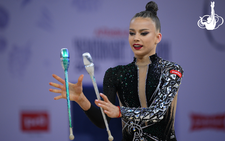 Анастасия Власенко во время упражнения с булавами