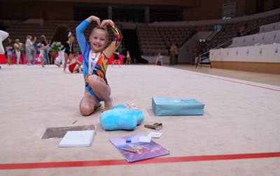 Young star Dasha Zimina unpacks the gifts after the mAlinka tournament