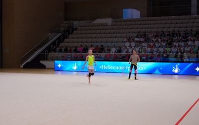 During a rehearsal of Evelina Tandalova’s clubs routine, Alina Kabaeva suggested trying different music