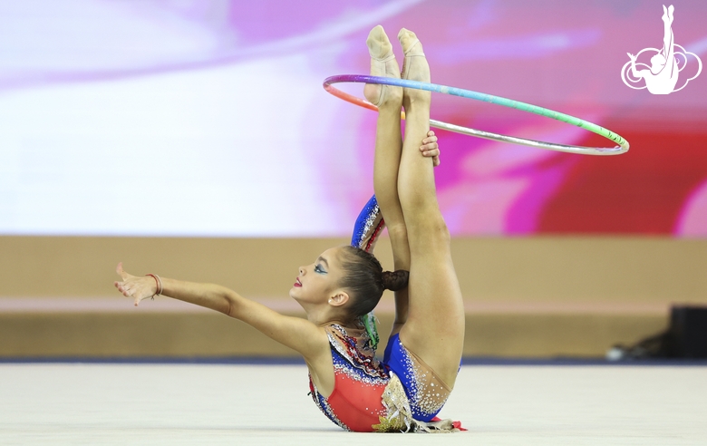 Ксения Савинова во время упражнения с обручем