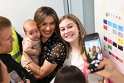 23 августа 2026 года. Олимпийская чемпионка Алина Кабаева с болельщиками на Спартакиаде народов России в Екатеринбурге