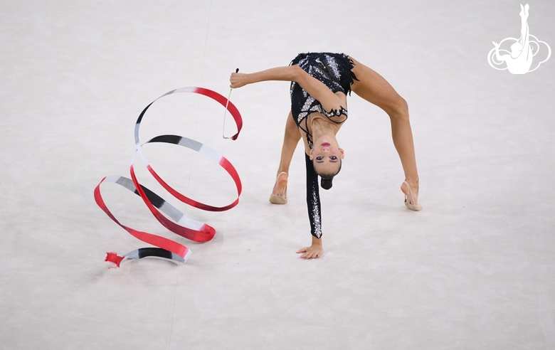 Софья Воробьева во время упражнения с лентой