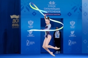 Вера Конопацкая во время упражнения с лентой