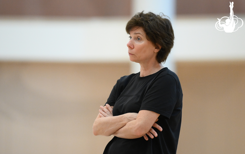 Хореограф Ирина Зеновка во время тренировки групповичек Академии