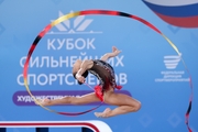 Таисия Сердюкова во время упражнения с лентой