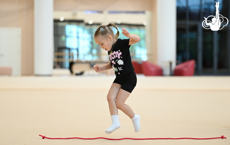 Юные гимнастки во время первых занятий под руководством Елизаветы Зорькиной