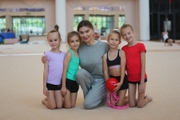 5 сентября 2026 года. Олимпийская чемпионка Алина Кабаева с маленькими воспитанницами Академии
