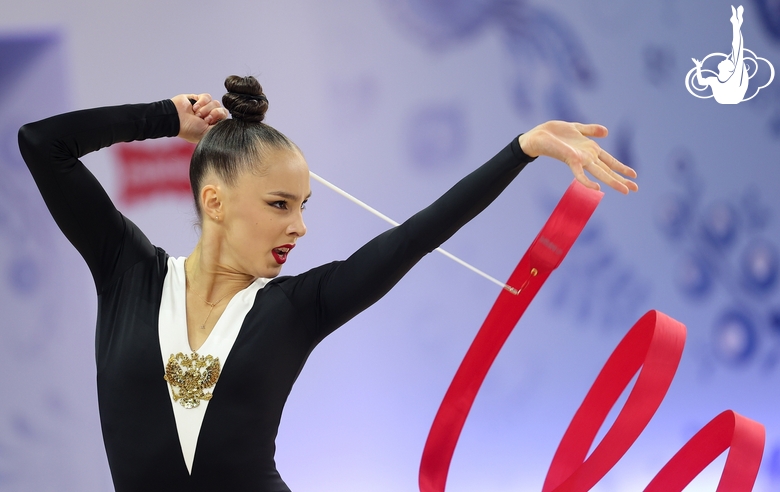 Мария Борисова во время упражнения с лентой