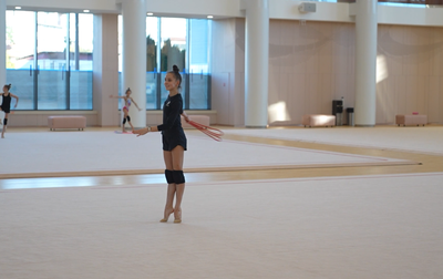 Работа над упражнением со скакалкой с олимпийской чемпионкой Алиной Кабаевой