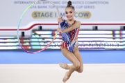 Ксения Савинова во время упражнения с обручем