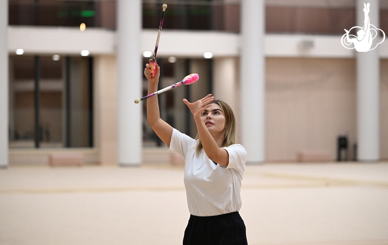 Олимпийская чемпионка Алина Кабаева во время тренировки в Академии