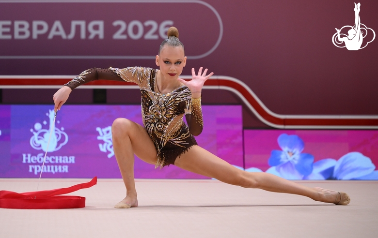 Дарья Хорошилова во время упражнения с лентой