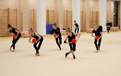 Алина Кабаева предлагает групповичкам Академии и их тренеру сделать каскад более эффектным