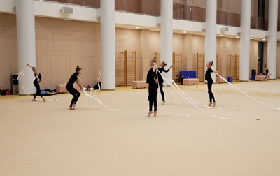 Какая изюминка появилась в упражнении групповичек Академии с пятью лентами?