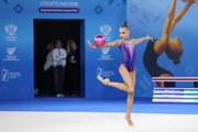 Яна Заикина во время упражнения с мячом