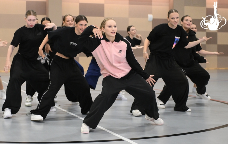 Alla Dukhova's dance studio TODES intensive course participants during a flash mob