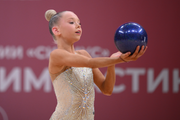 Ева Кононова во время упражнения с мячом
