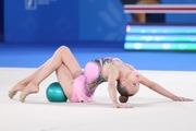 Вера Конопацкая во время упражнения с мячом