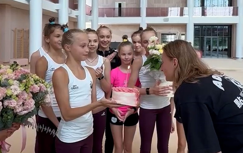 Показываем, как в Академии поздравили хореографа Елену Егорову с прошедшим днем рождения!