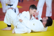 Олимпийский чемпион 2012 года Мансур Исаев с участником фестиваля дзюдо