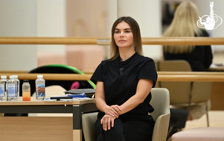 Олимпийская чемпионка Алина Кабаева во время тренировки в Академии