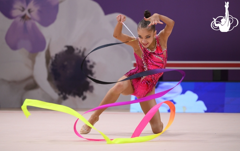 Ксения Савинова во время упражнения с лентой