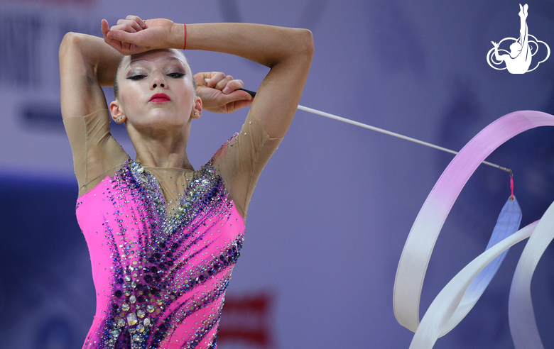 Гимнастка во время упражнения с лентой