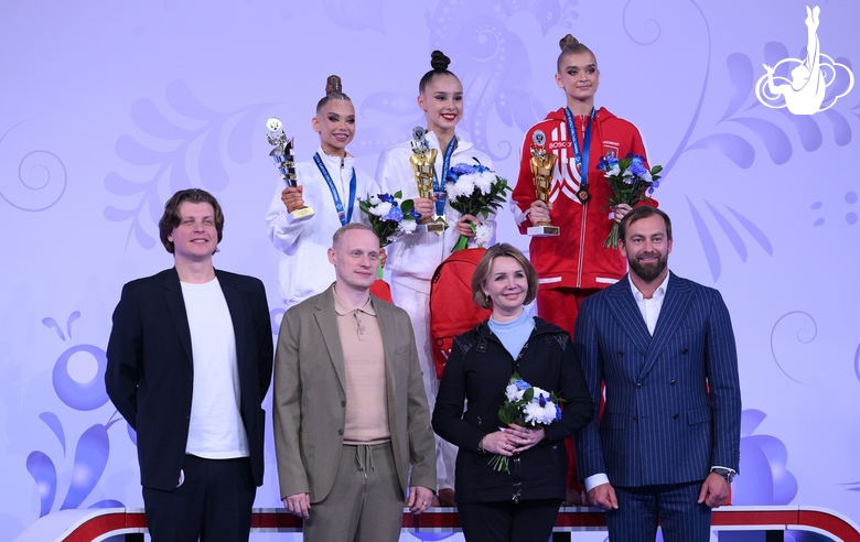 Пьедестал финала с лентой