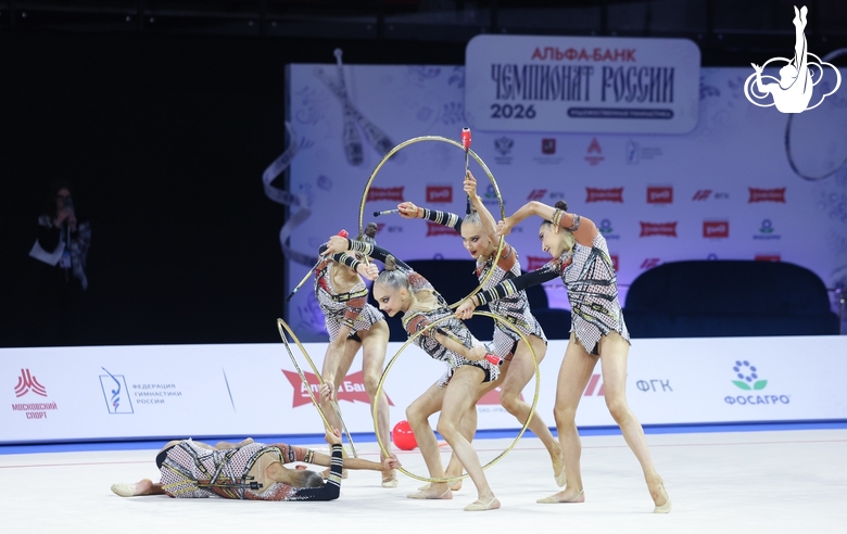 Команда «Небесной грации» во время упражнения с обручами и булавами