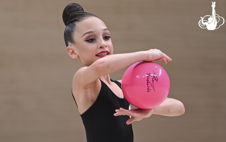 Tamaris Itazova during an exercise with a ball at the mAlinka tournament