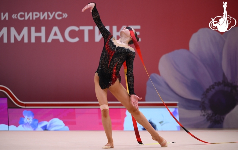 Арина Ковшова во время упражнения с лентой