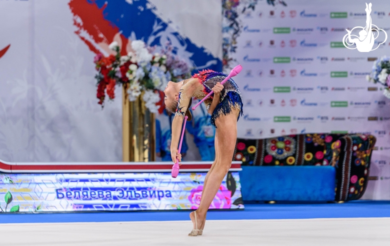 Эльвира Беляева во время упражнения с булавами