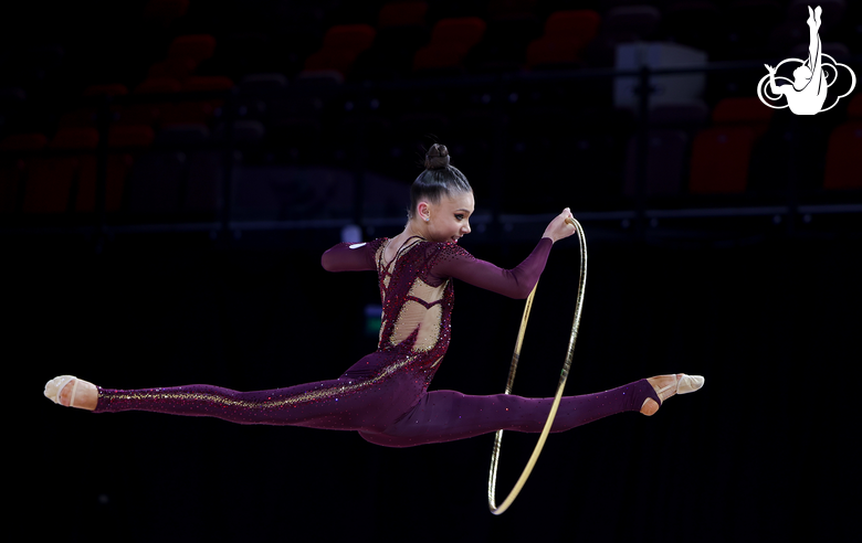 Арина Ковшова во время упражнения с обручем