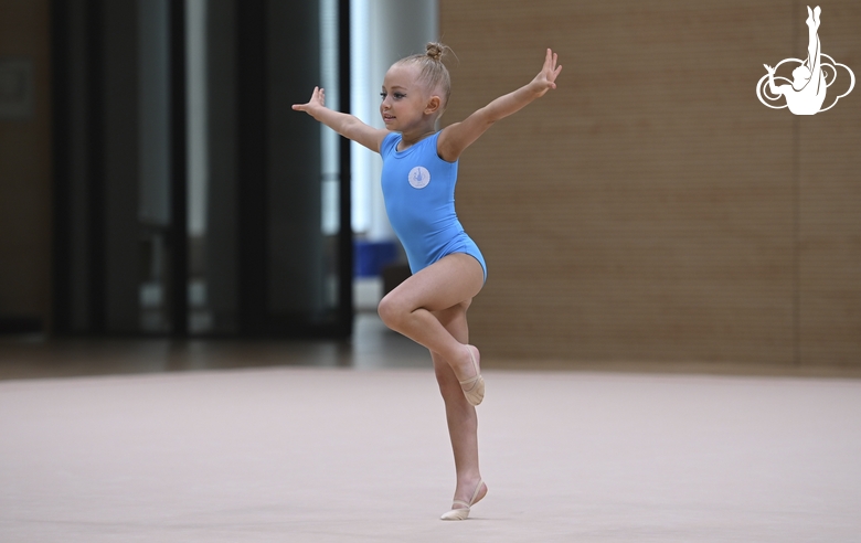 Young gymnast at the mAlinka tournament