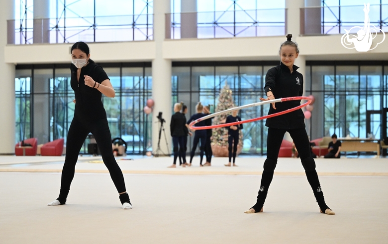 Хореограф Наталья Белугина во время работы с Яной Заикиной над новой программой с обручем